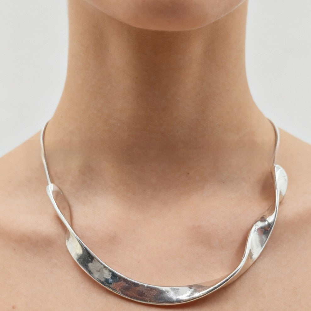A Niche Design-forward Silver Twisted-wave Necklace