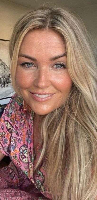 Happy Averon™ customer sharing positive shopping experience testimonial.