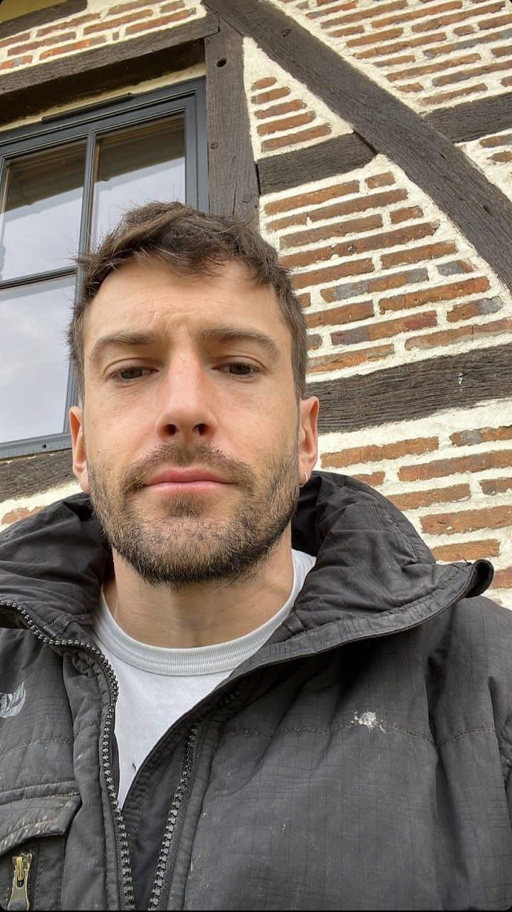 Happy Averon™ customer sharing authentic shopping experience testimonial.