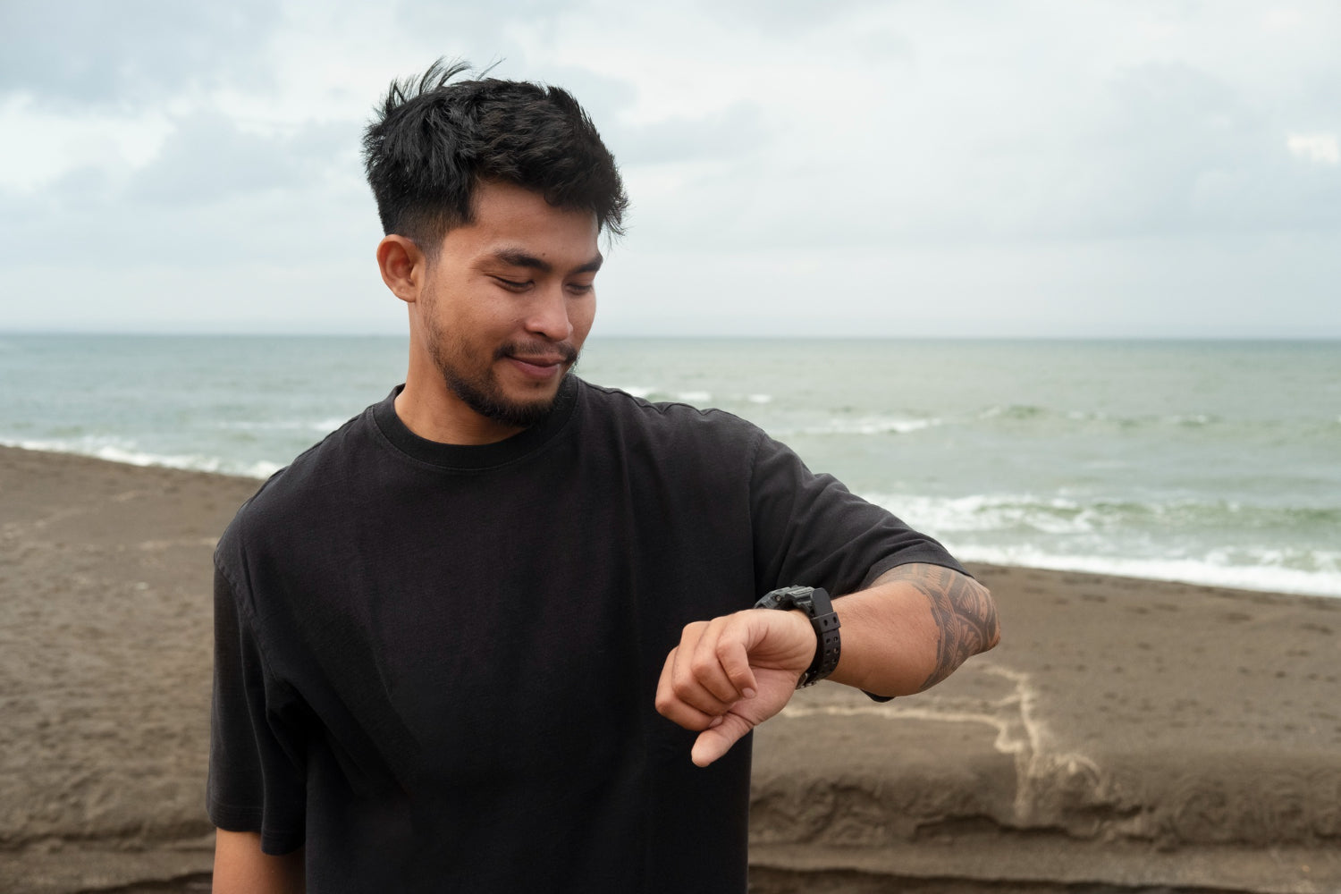 The Art of Timeless Elegance — Discover the Barrel-Shaped Minimalist Wristwatch by AVERON