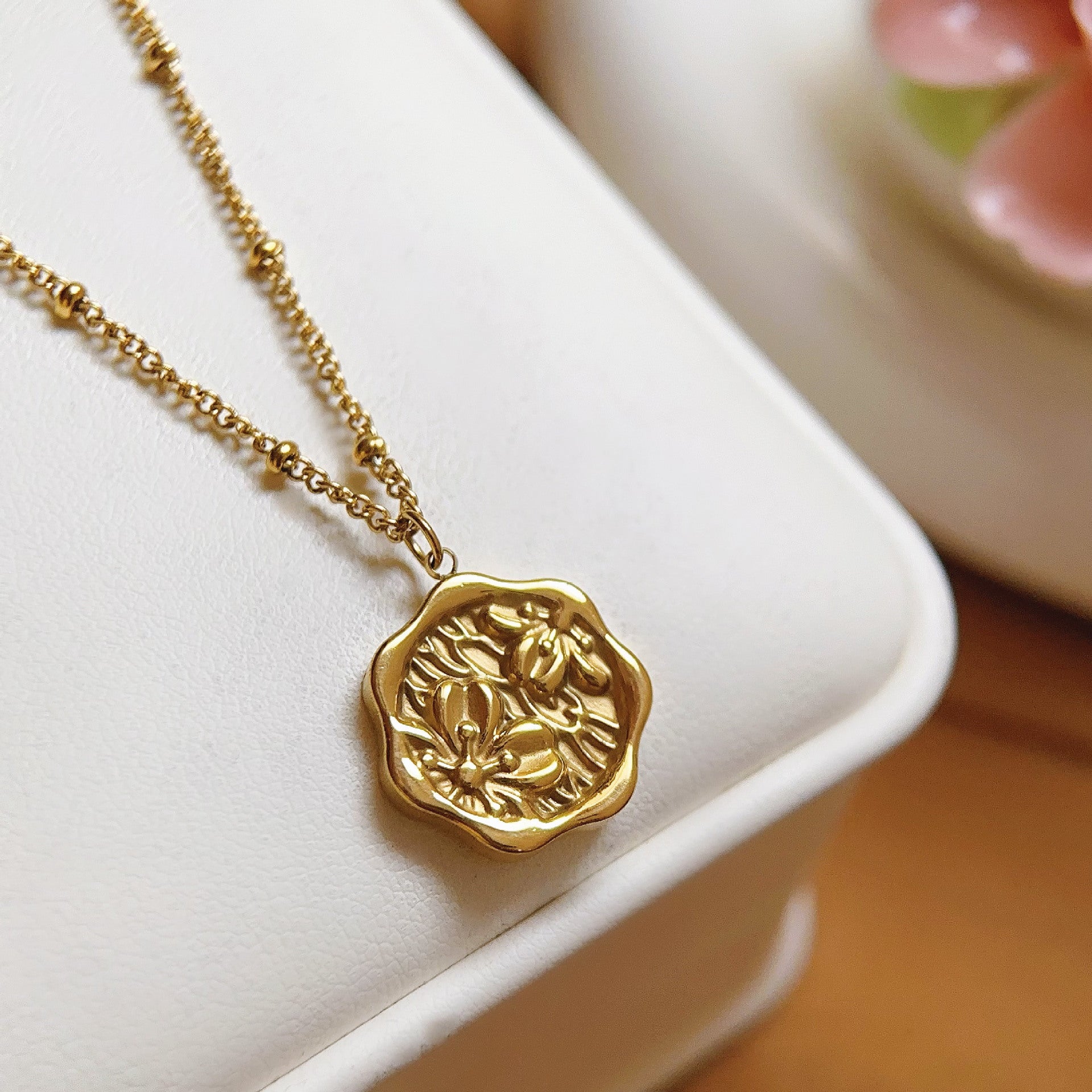 Rose-inspired Subtly Luxurious And Minimalist 18K Gold Stainless Steel Necklace For Women Stylish Titanium Steel Design