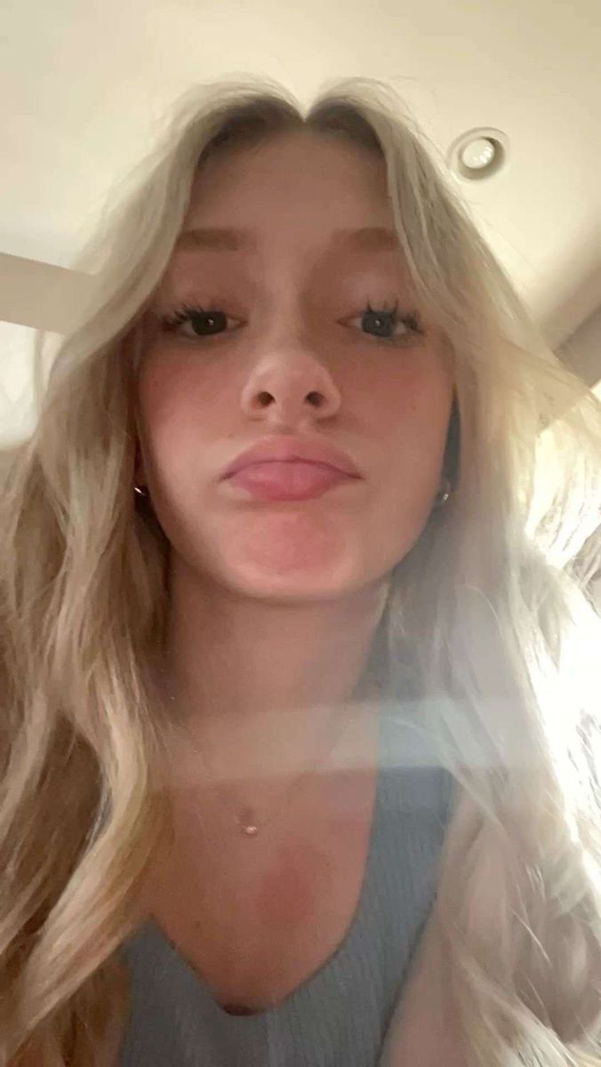 Happy Averon™ customer sharing genuine shopping experience testimonial.