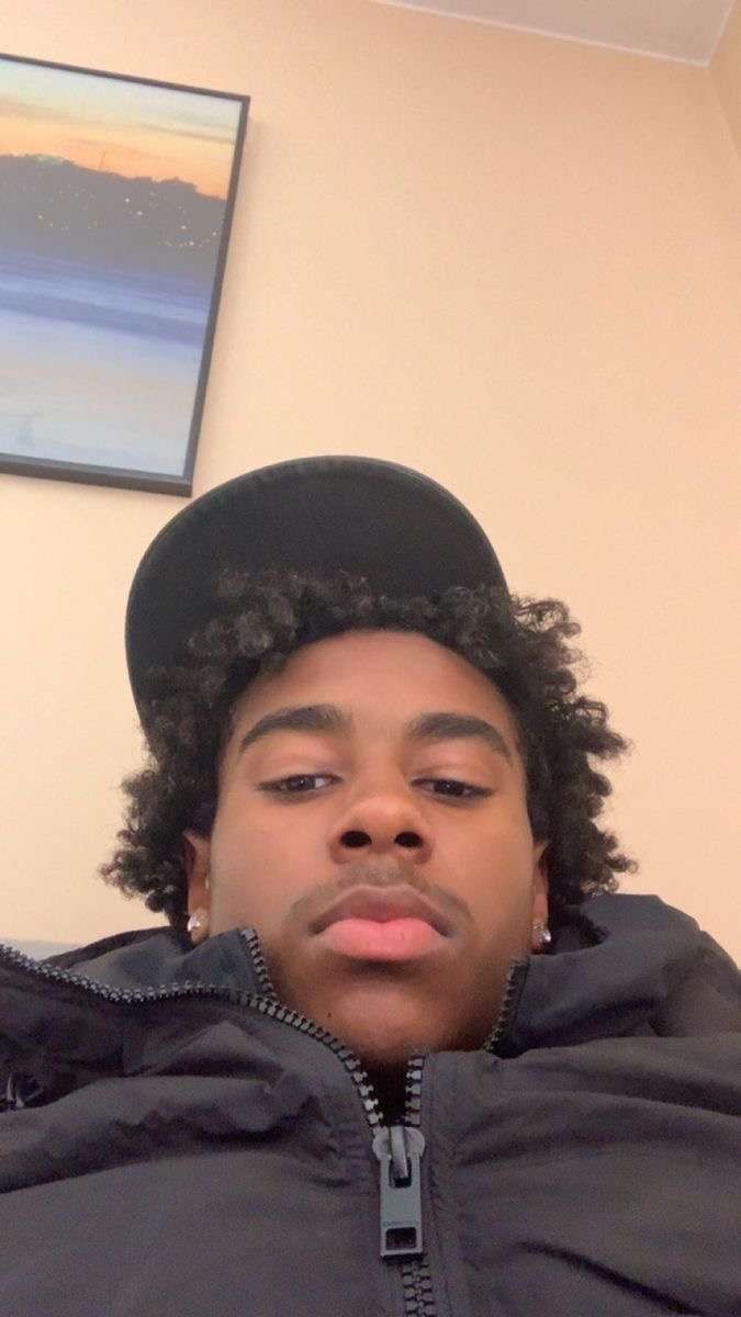 Happy Averon™ customer sharing positive shopping experience testimonial.