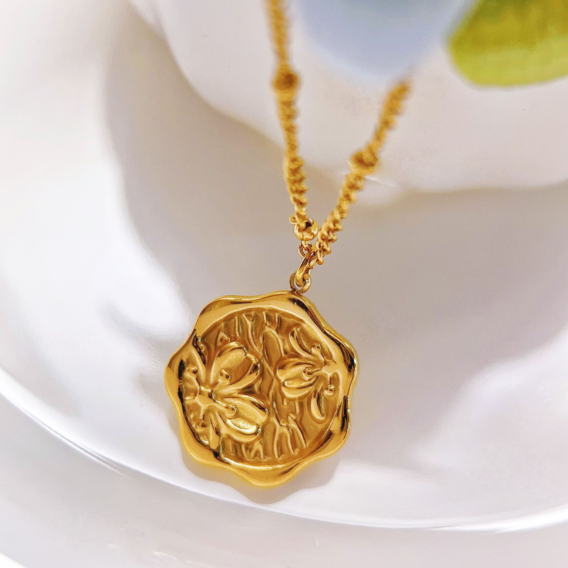 Rose-inspired Subtly Luxurious And Minimalist 18K Gold Stainless Steel Necklace For Women Stylish Titanium Steel Design Jewelry and Watch Averon™